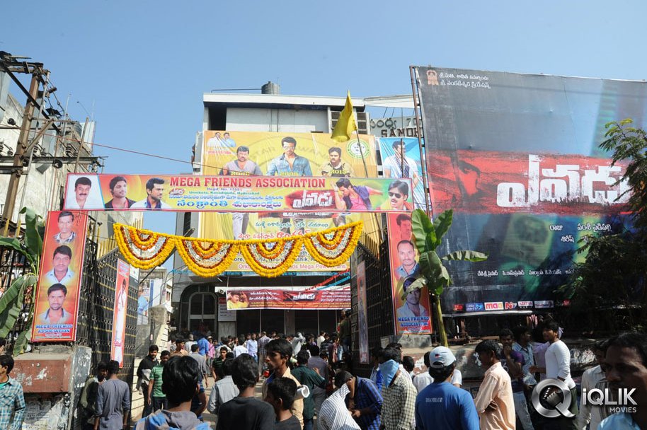 Yevadu-Hungama-at-Sandhya-Theatre